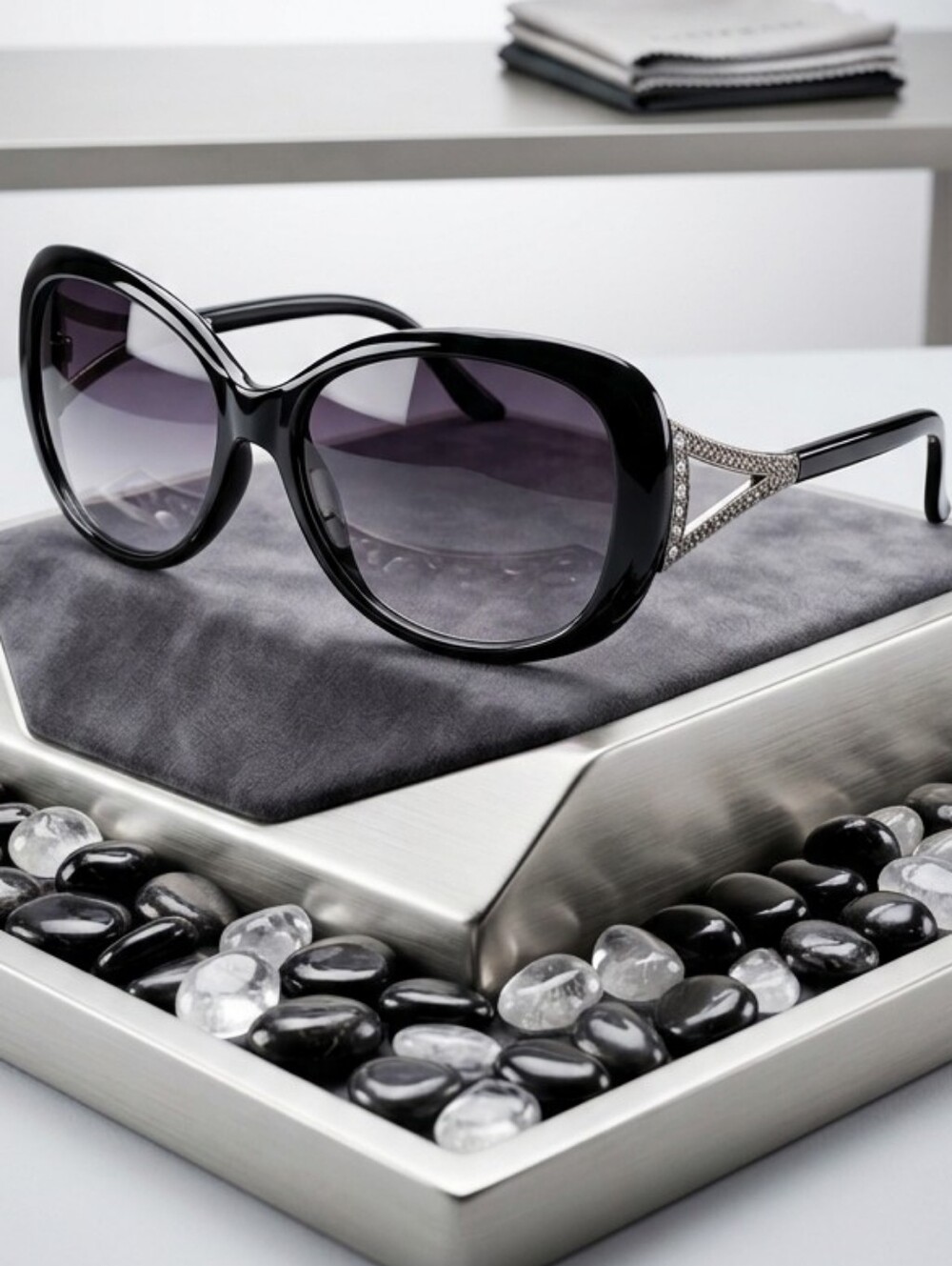 Elegant Black Women's Oversized Sunglasses with Rhinestone Temples